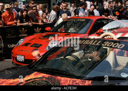 Voitures alignées au début de la course de célébrité, rallye Gumball 3000 à Londres Angleterre Royaume-uni 2007 Banque D'Images