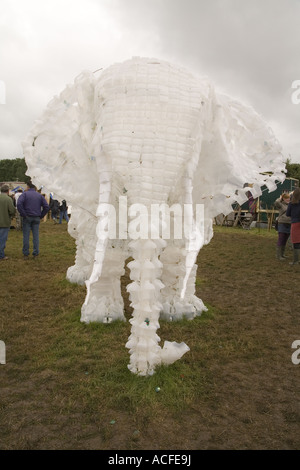 Un grand éléphant fabriqué à partir de bouteilles de lait recyclées dans les champs verts, Glastonbury Festival 2007 Banque D'Images