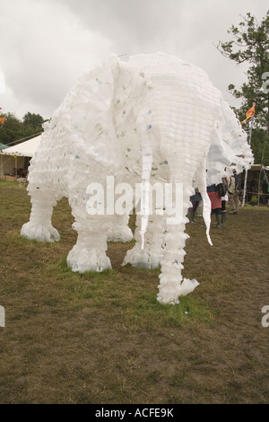 Un grand éléphant fabriqué à partir de bouteilles de lait recyclées dans les champs verts, Glastonbury Festival 2007 Banque D'Images