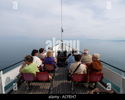 Les personnes bénéficiant de la vue et de l'air frais sur le bateau passager traversier de Peschiera del Garda à Lazise lac de Garde Italie Banque D'Images