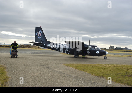 Bagagiste et les avions sur la piste de l'Aéroport de North Ronaldsay Ecosse Orkney Banque D'Images