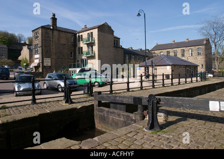 Bassin du canal dans le centre de renouvellement et de réaménagement après Slaithwaite Banque D'Images