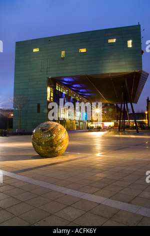 Peckham Square avec Bibliothèque et Centre des médias, Southwark, Londres, au crépuscule Banque D'Images