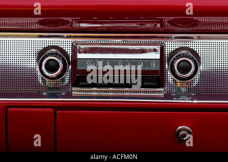 Vieille voiture audio dans une voiture américaine Banque D'Images