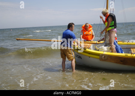 Les vacanciers dans l'échouage d'un bateau à voile canot à Sopot, Gdansk, Pologne Banque D'Images