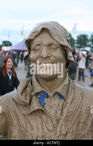 L'homme couvert de boue au festival de Glastonbury 2007. Banque D'Images