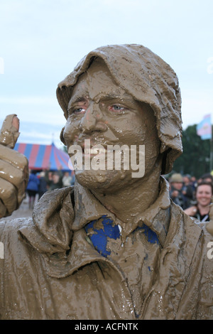 L'homme couvert de boue au festival de Glastonbury 2007. Banque D'Images