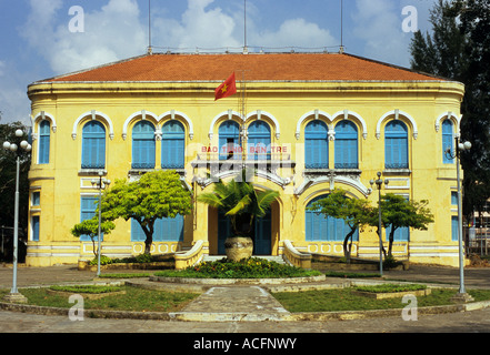 Façade peinte en jaune du style colonial français Bao Tang bâtiment du musée de la Révolution, Ben Tre, SW Viet Nam Banque D'Images