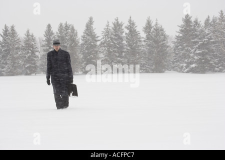 Businessman walking dans la neige Banque D'Images
