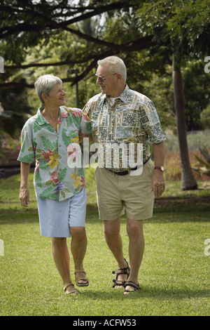 Senior couple walking in field Banque D'Images