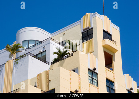 Un balcon en haut de l'hôtel à l'architecture art déco style sur Ocean Drive dans le quartier Art déco de South Beach Miami Floride Banque D'Images