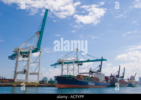 Trois navires porte-conteneurs chargés avec cargo amarré au port de Miami à côté de grues géantes en Floride Banque D'Images