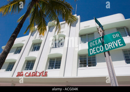 Architecture Art déco de l'hôtel Carlyle avec Ocean Drive et Déco Route des plaques de rue et palm tree South Beach Miami Floride Banque D'Images