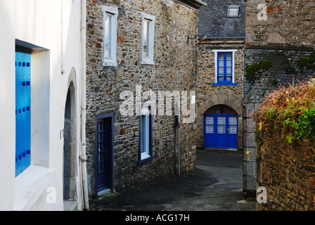 Une petite rue de l'église Sainte-Catherine, Côtes d'Armor, Bretagne, France Banque D'Images