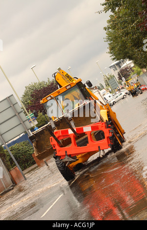 Les inondations de juillet 2007 Gloucester tracteur apporte les obstacles à l'accès routier fermer Banque D'Images