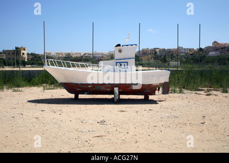 Vieux bateau de pêche colorés et sur l'île de Lampedusa, en Sicile, Italie Banque D'Images