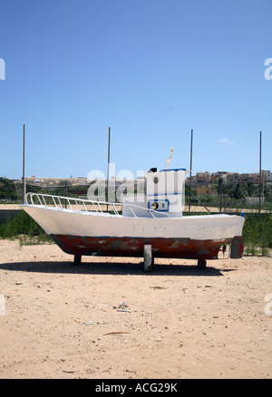 Vieux bateau de pêche colorés et sur l'île de Lampedusa, en Sicile, Italie Banque D'Images