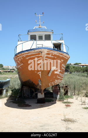 Vieux bateau de pêche coloré hors de l'eau sur l'île de Lampedusa, Sicile, Italie Banque D'Images