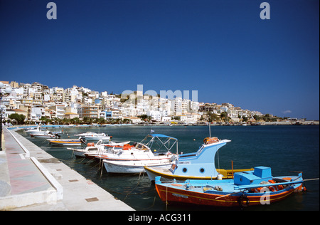 Voir les bateaux de pêche et de Sitia Crete Grèce Banque D'Images