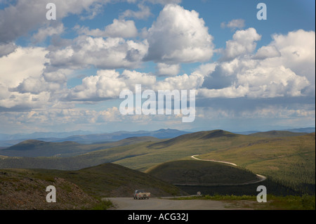 En tirant sur le SUV camping-Route du Sommet du monde dans le Territoire du Yukon du Canada entre Dawson City et la frontière de l'Alaska Banque D'Images