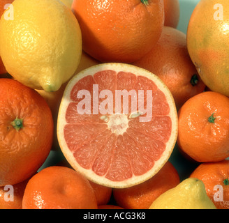 Une variété de supermarché acheté agrumes ensemble et couper Banque D'Images