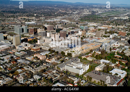 Vue aérienne au-dessus du centre-ville de San Jose, Californie, à vers le nord-ouest de l'aéroport de San Jose dans l'arrière-plan Banque D'Images