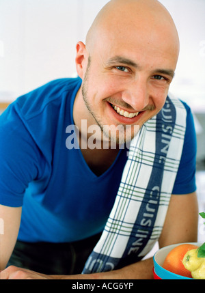 A smiling man avec une serviette sur son épaule à la recherche de l'appareil photo portrait. Banque D'Images