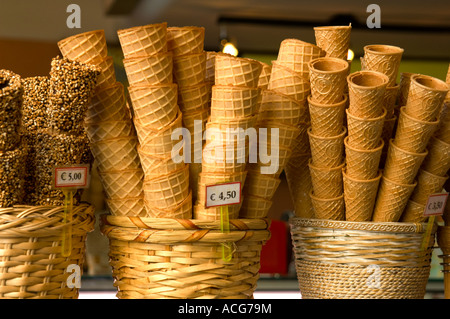 Ice cream cones prêt pour le froid boules de glaces en Italie Banque D'Images