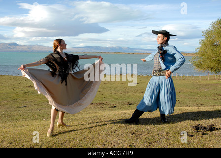 Danseurs en costumes traditionnels de Patagonie sur une estancia El Calafate Patagonie Argentine Banque D'Images