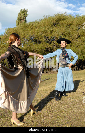 Danseurs en costumes traditionnels de Patagonie sur une estancia El Calafate Patagonie Argentine Banque D'Images