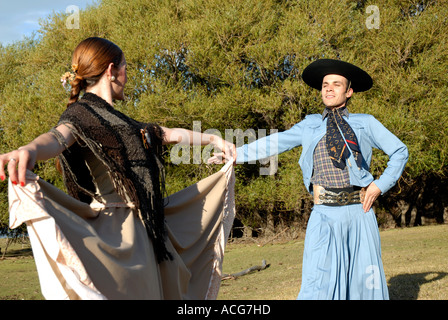 Danseurs en costumes traditionnels de Patagonie sur une estancia El Calafate Patagonie Argentine Banque D'Images