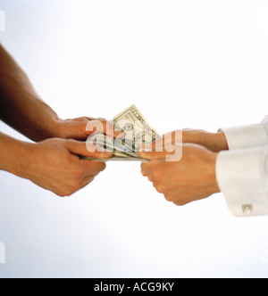 Les deux mains et les billets d'un dollar. Banque D'Images