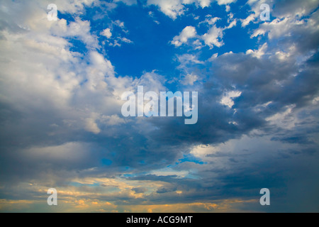 FORMATIONS DE NUAGES AU-DESSUS DES MONTAGNES SANDIA ALBUQUERQUE NOUVEAU MEXIQUE Banque D'Images