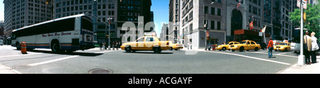 Les courses de taxi jaune vers le bas la Cinquième Avenue à New York. Vue panoramique tourné Banque D'Images