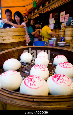 La vente de petits pains cuits à la vapeur de l'île de Cheung Chau Bun Festival de Hong Kong Banque D'Images