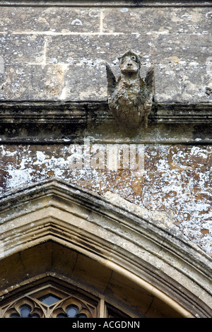 Gargouilles sculptées en pierre surmonté d'une église. Oxfordshire, Angleterre Banque D'Images