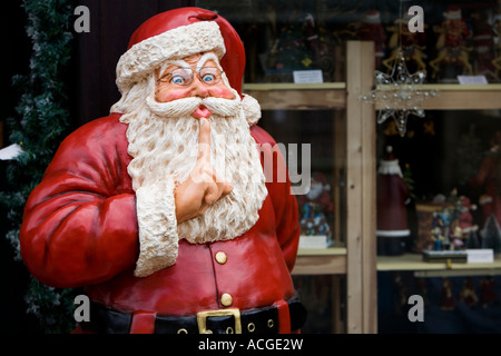 La figure du Père Noël à l'extérieur de la boutique de Noël dans la ville de Gloucestershire Lechlade on Thames. Cotswolds, Royaume-Uni Banque D'Images