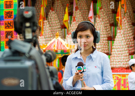 Femme News personne couvrant l'île de Cheung Chau Bun Festival de Hong Kong Banque D'Images