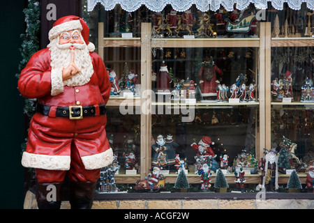 La figure du Père Noël à l'extérieur de la boutique de Noël de Lechlade on Thames, Gloucestershire, Angleterre Banque D'Images