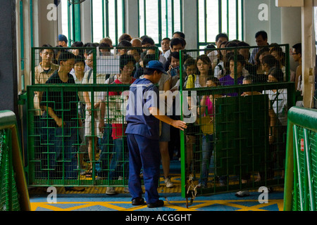 Ouverture des portes pour les passagers sur l'aire du Star Ferry Pier Central Hong Kong SAR Banque D'Images