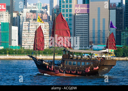 Navigué rouge Jonque Chinoise Hong Kong Chine Banque D'Images