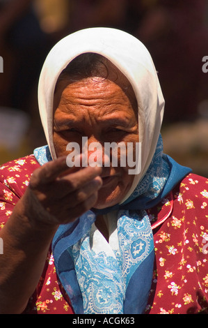 Une vieille dame malaisienne au marché du dimanche Banque D'Images