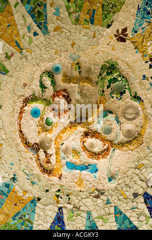 Trencadis, mosaïque dans le Parc Guell (1900-1914), Antoni Gaudi, Barcelone, Catalogne, Espagne, Europe Banque D'Images