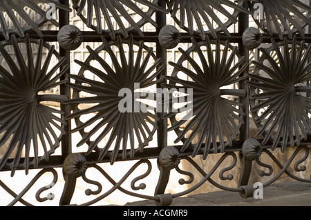 Clôture en fer forgé qui rappelle les feuilles de palmier Parc Güell (1900-1914), Antoni Gaudi, Barcelone, Catalogne, Espagne, Europe Banque D'Images