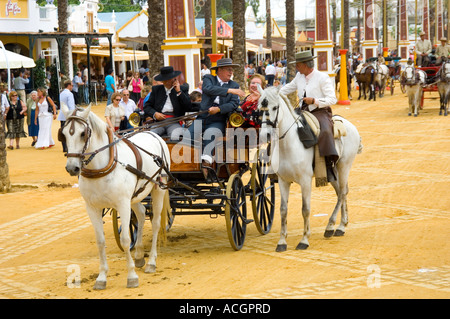 Impeccablement vêtu la population locale accueil à Jerez de la Frontera cheval Cavalier au chevaux andalous pure race espagnole Banque D'Images