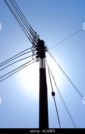 Les fils télégraphiques et pole against a blue sky Banque D'Images