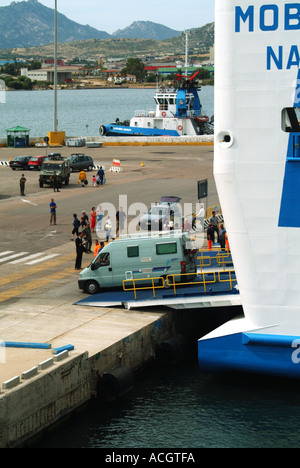 Sardina Olbia véhicules port débarquant d'arrière fin de quai roll on roll off ferry Banque D'Images