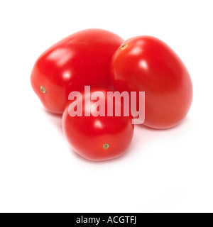 Juteux frais mûrs tomates cerises rouges sur un fond blanc Banque D'Images