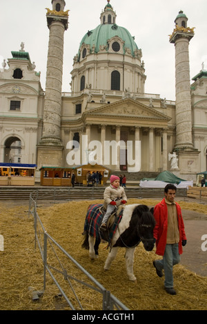 En poney pour Noël à l'église St Charles Karlskirche, Vienne Banque D'Images