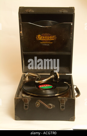 Une ancienne Rexoport 78 tours gramophone portable jusqu'à vent Banque D'Images